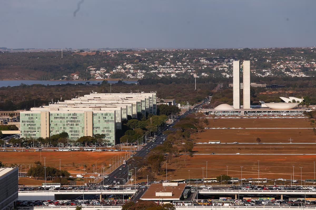 Entidades ocultam pagamentos que rendem salário anual extra de até R$ 257 mil a ministros de Lula