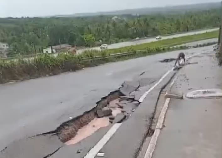 Asfalto cede e abre buracos na marginal da BR-101 em São José de Mipibu