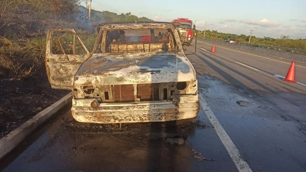 Caminhão carregado de melão pega fogo na BR-304, no RN