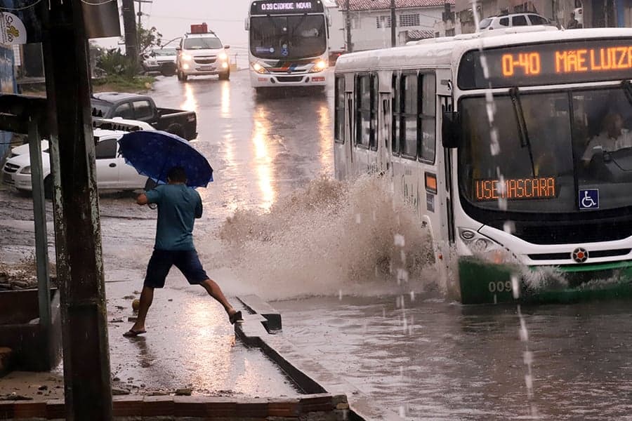 Chuvas causam pontos de alagamento em Natal nesta quinta-feira; confira