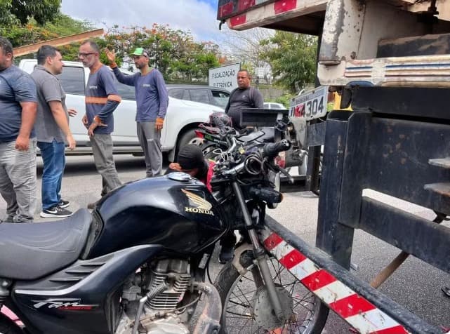 Motociclista por aplicativo morre após bater em caminhão parado na BR-101; passageira fica ferida