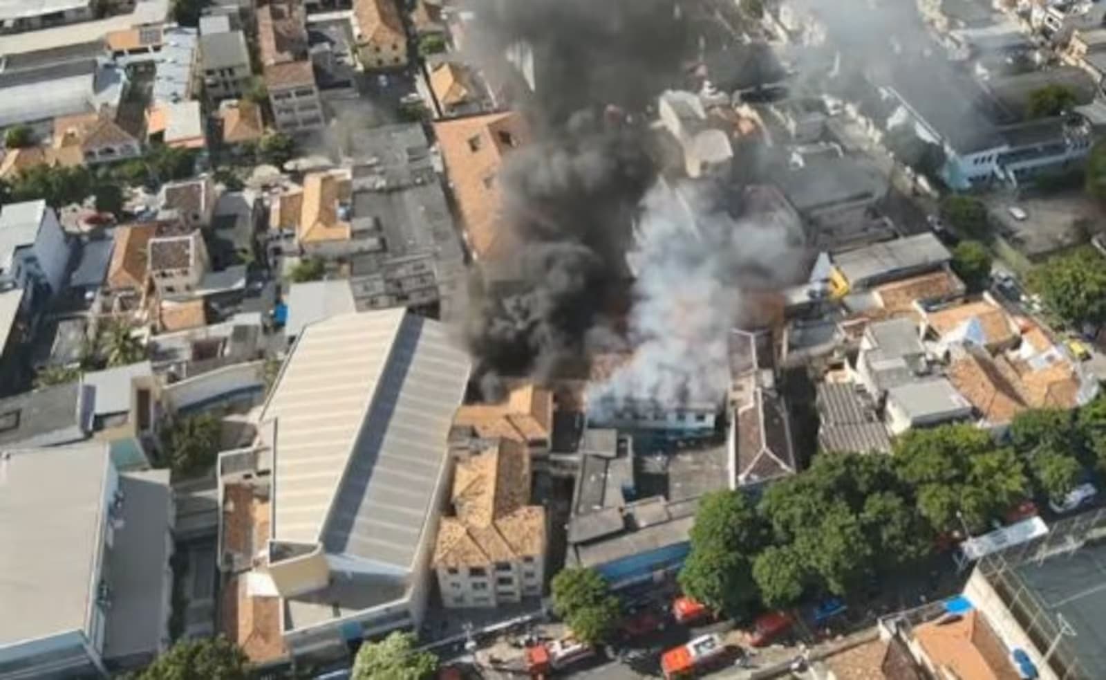 Incêndio atinge fábrica de fantasias no Rio e deixa pessoas presas no último andar