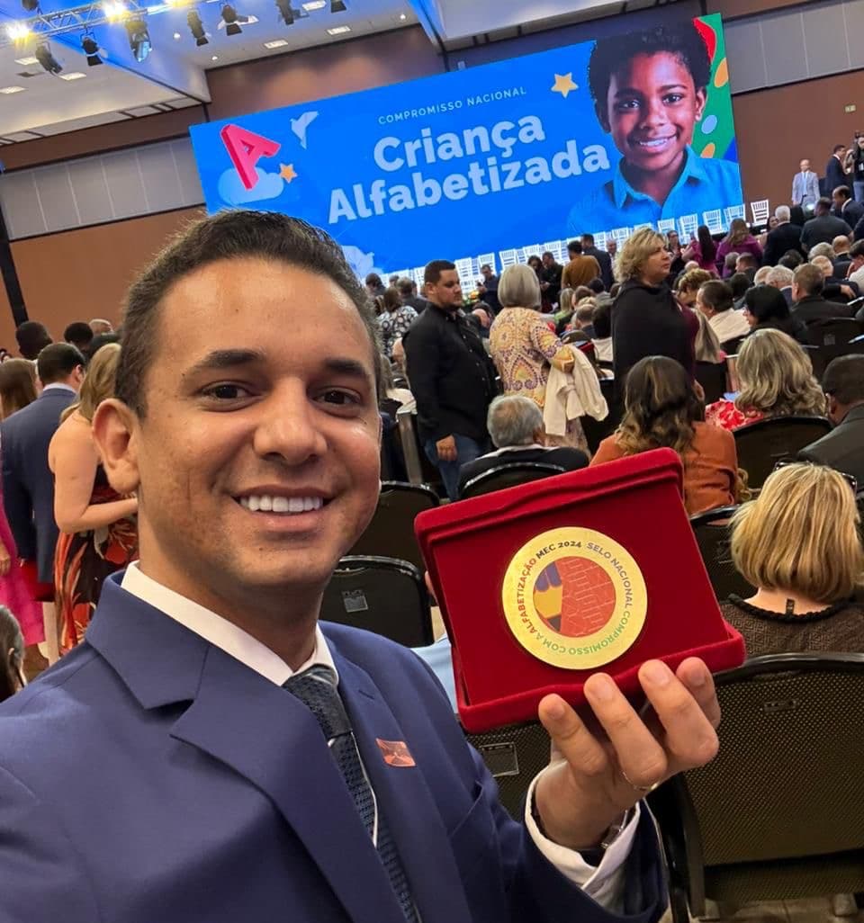 Prefeito Allyson recebe Selo Ouro em educação do MEC em Brasília
