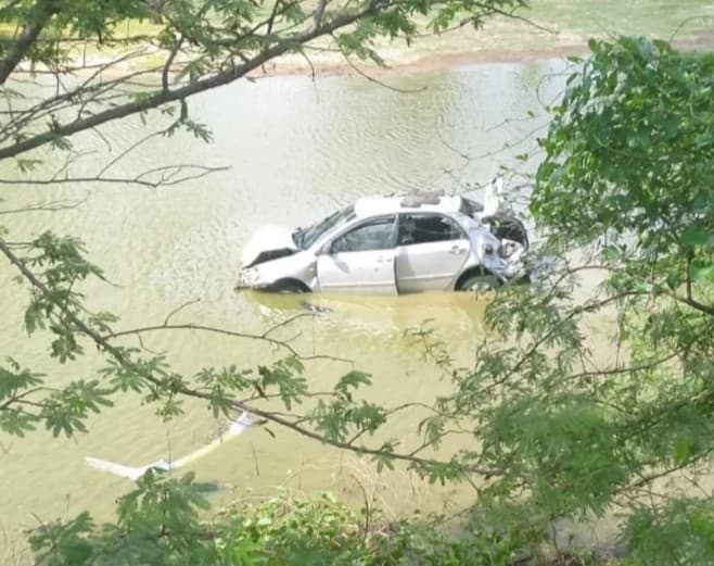Policial resgata mãe e duas crianças em veículo parcialmente submerso em Macau