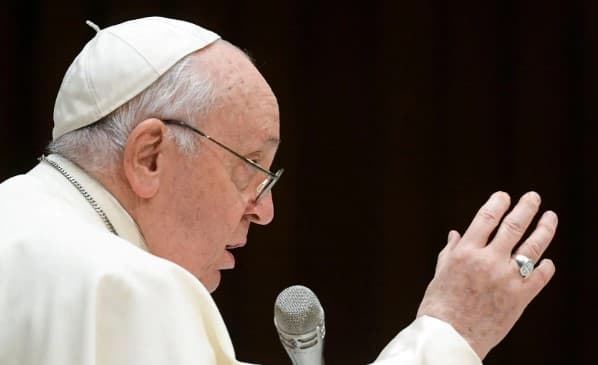 Papa Francisco está trabalhando no hospital e condição melhora lentamente, diz Vaticano
