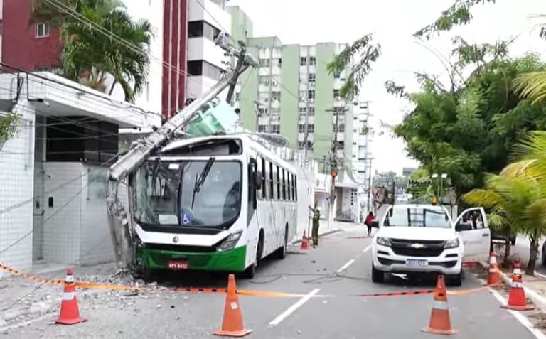 Ônibus bate, derruba poste e deixa quase 7 mil consumidores sem energia elétrica na Zona Leste de Natal