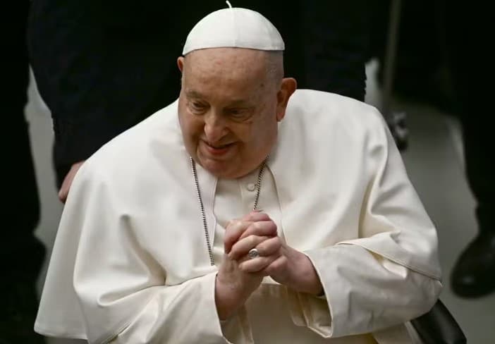 Papa Francisco melhora e não tem mais insuficiência renal; boletim deixa de citar ‘estado crítico' após 4 dias