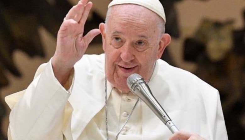 Vaticano fará vigília de oração pelo papa nesta segunda-feira (24)