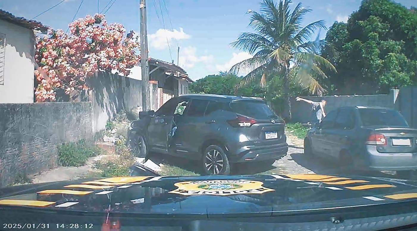 VÍDEO: Motorista com carro clonado tenta fugir da PRF, bate em poste durante perseguição e acaba preso em Parnamirim