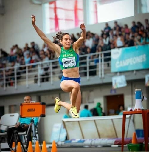Potiguar Regiclecia da Silva quebra recorde no salto triplo e é ouro no Sul-Americano Indoor de Cochabamba
