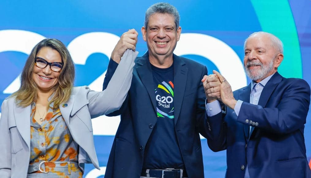 Sob pressão e alvo de fogo amigo, ministro planeja viajar com Lula na sexta