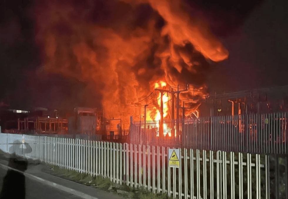 Incêndio paralisa aeroporto de Londres e afeta voos no mundo inteiro