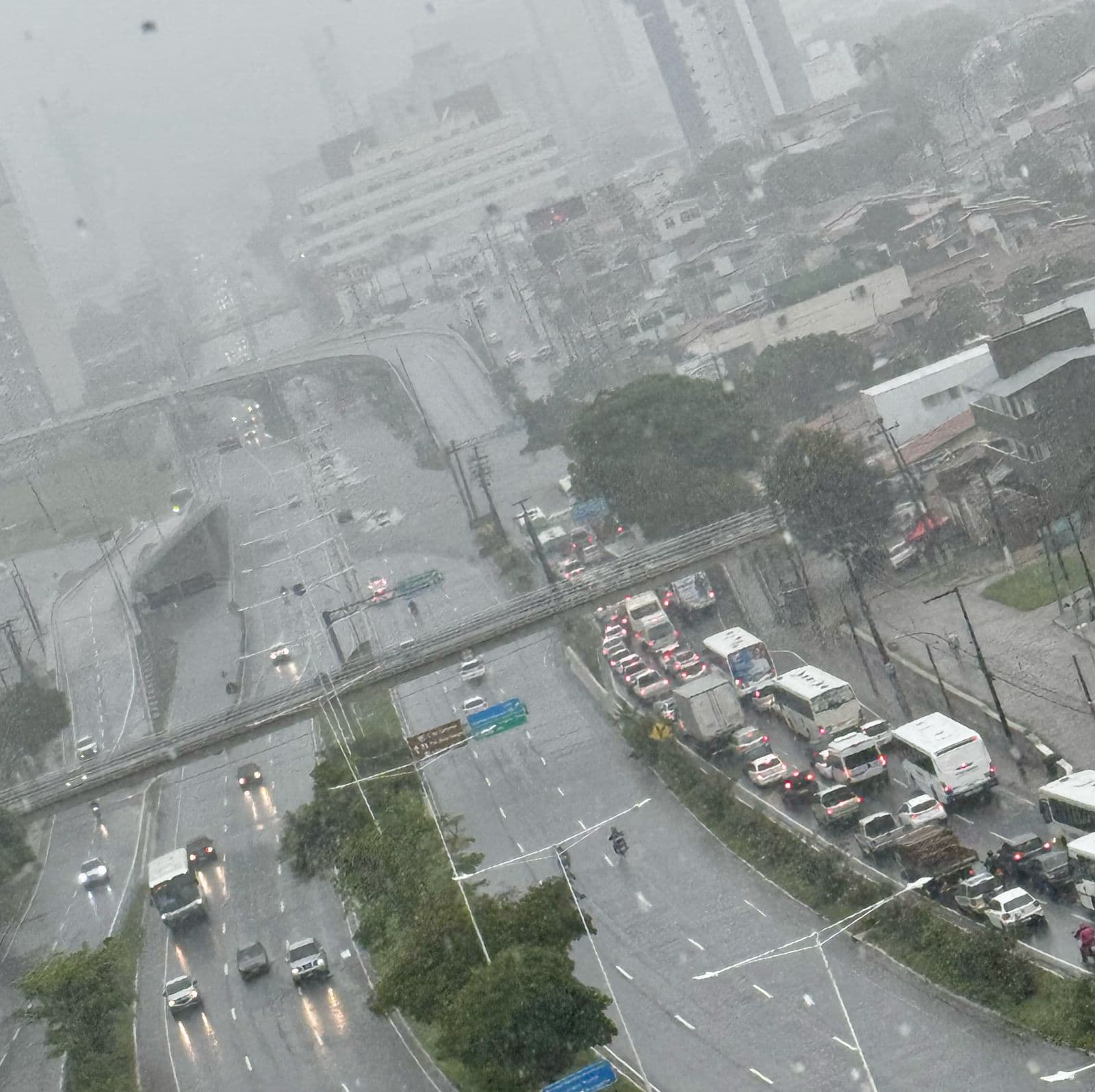 VÍDEO: Fortes chuvas causam alagamentos em diversos pontos de Natal nesta sexta-feira (14)