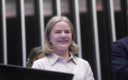 Gleisi agradece Motta e Alcolumbre após cumprimentos por assumir ministério