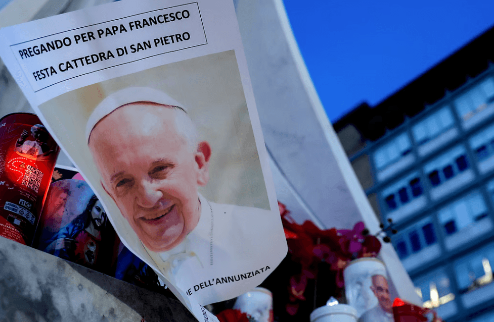 Papa, hospitalizado, pede o fim dos conflitos no mundo em carta