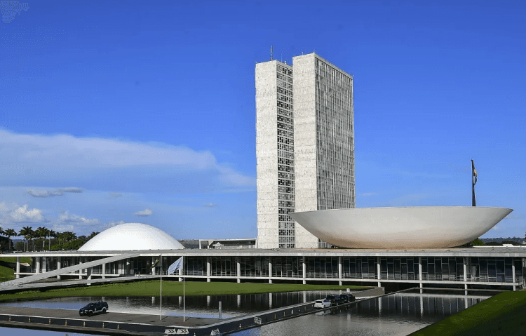 Com 38 MPs paradas, Congresso negocia retorno de comissões mistas