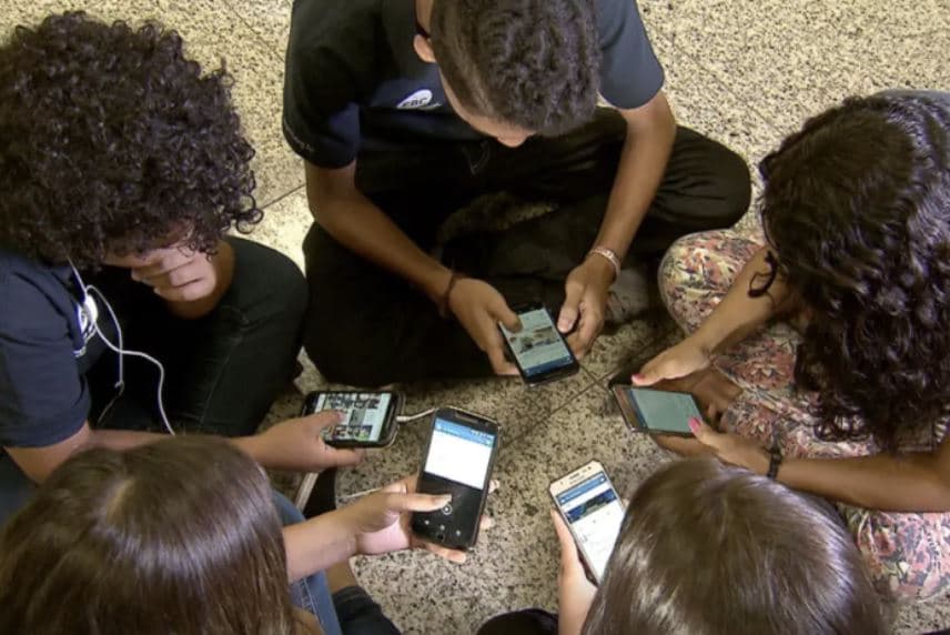 Lei limita celulares nas escolas, mas não resolve “vício digital”