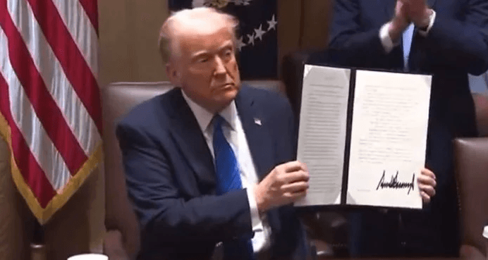Decreto de Trump muda regras eleitorais dos EUA e cita Brasil como exemplo