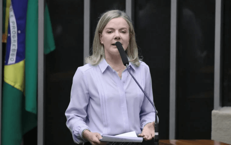 Discursos de Gleisi na Câmara se concentram em Bolsonaro e juros