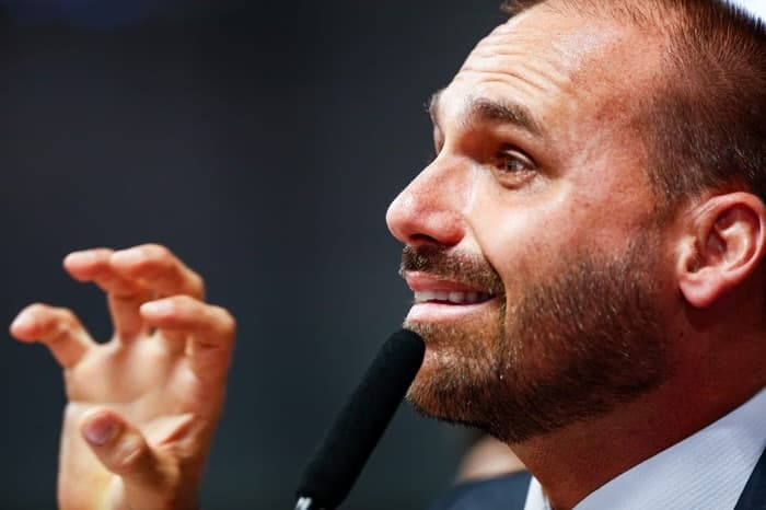 Líder do PL cria projeto para “salvar” passaporte de Eduardo Bolsonaro
