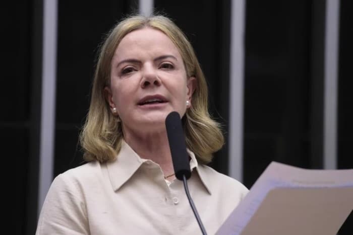 Gleisi apaga post que chamava política pública de “empréstimo de Lula”