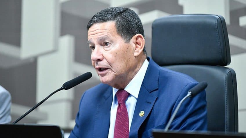 Dino ofendeu as Forças Armadas em voto contra Bolsonaro, diz Mourão