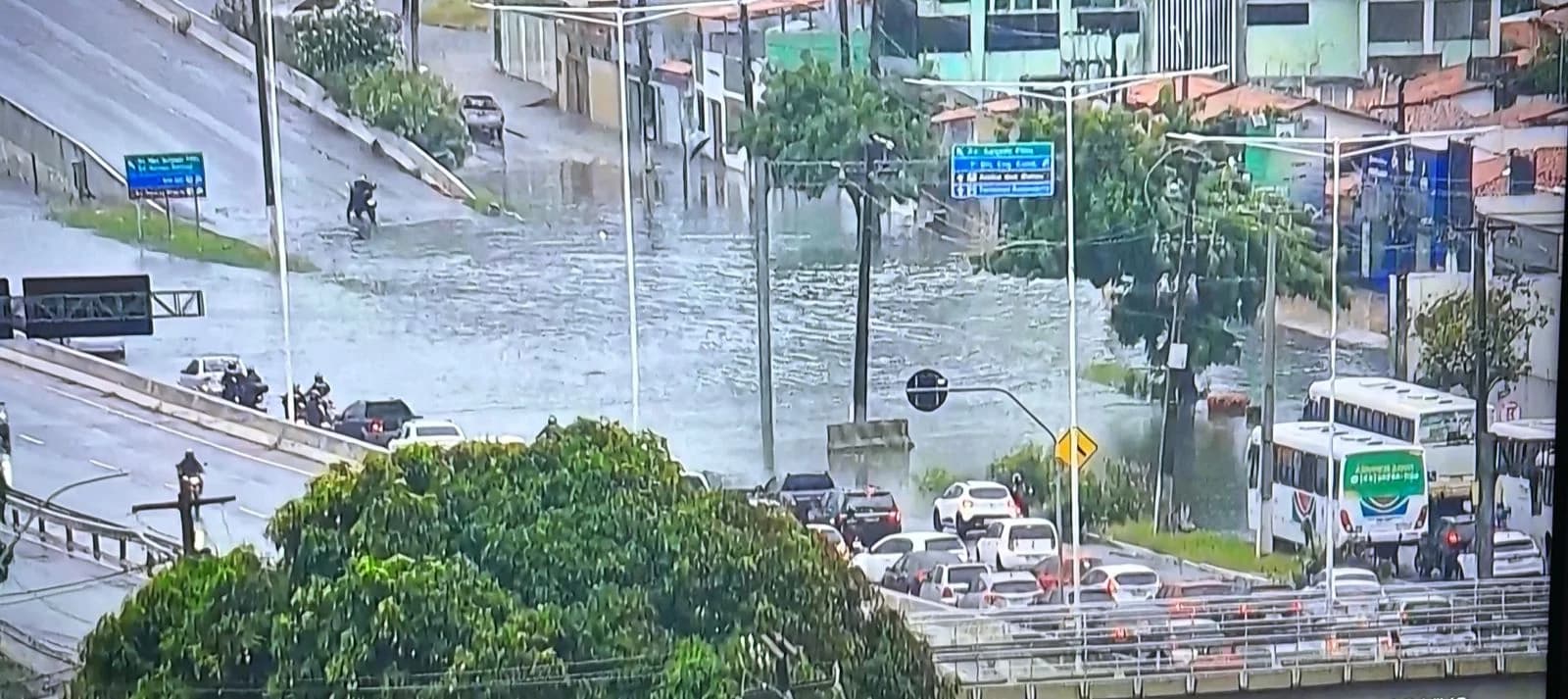 Viaduto do 4º Centenário fica alagado devido às chuvas; veja pontos transitáveis e intransitáveis em Natal