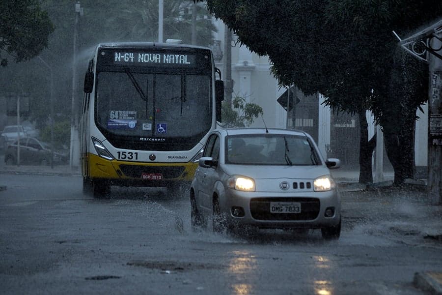 Chuva causa alagamentos em Natal: veja pontos transitáveis e intransitáveis