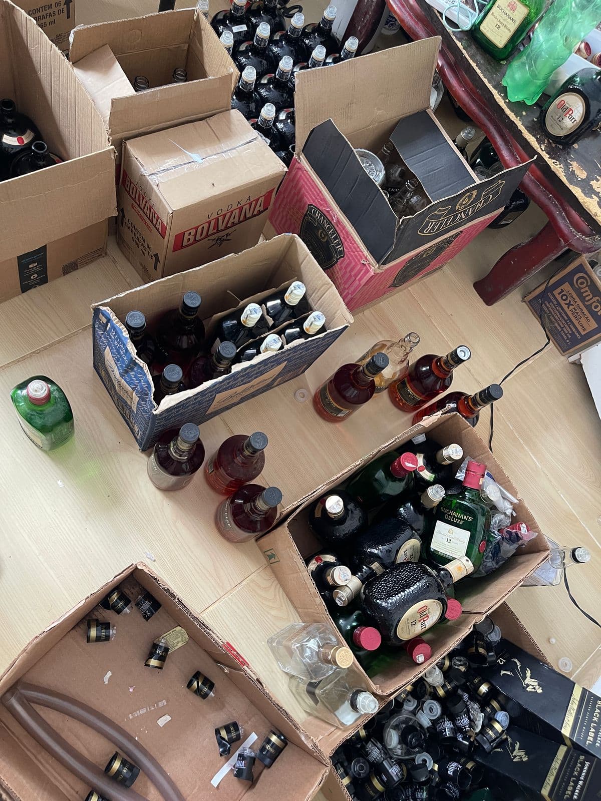VÍDEO: Polícia Militar desarticula fábrica clandestina que produzia bebidas alcoólicas falsificadas em São Gonçalo do Amarante