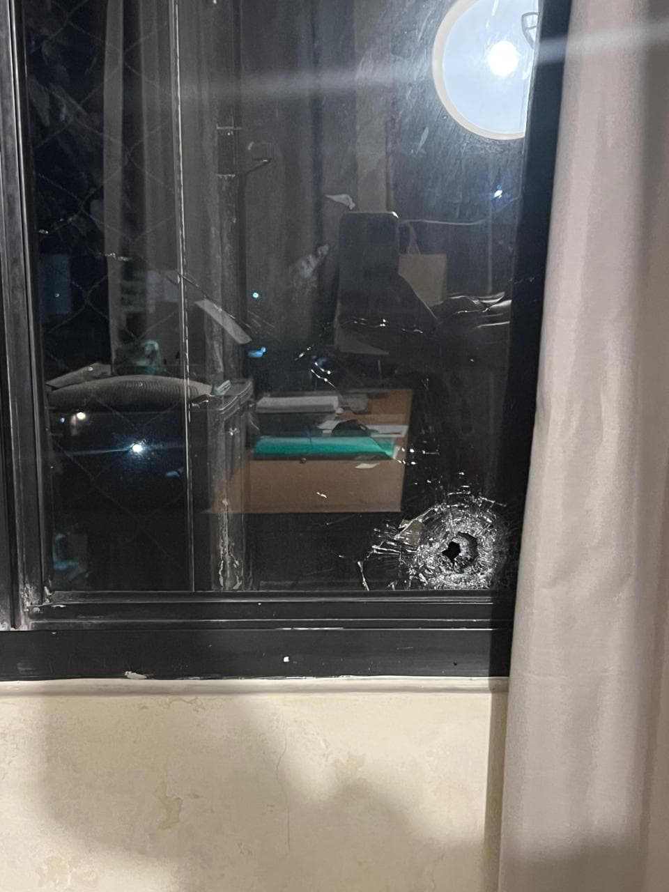 VÍDEO E FOTOS: Bala perdida atinge janela de apartamento em Petrópolis durante troca de tiros em Mãe Luiza