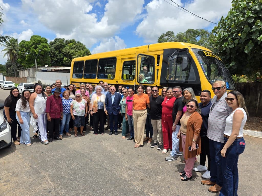 Prefeitura de São Gonçalo entrega novo ônibus escolar