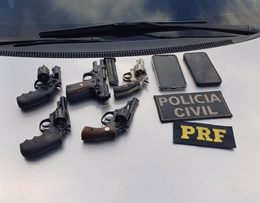 ARMADOS ATÉ OS DENTES: Casal é preso com quatro revólveres e uma pistola na BR-304