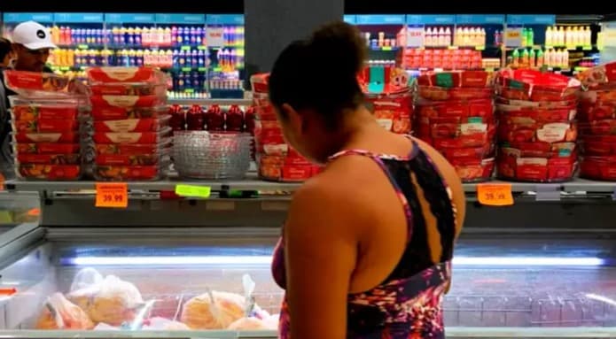 Com comida cara, brasileiros apelam para carcaça de frango e espinha de porco: ‘A gente inventa'