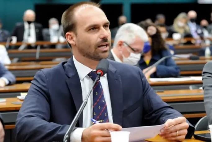 Eduardo Bolsonaro tira licença de cargo de deputado e afirma que vai morar nos EUA