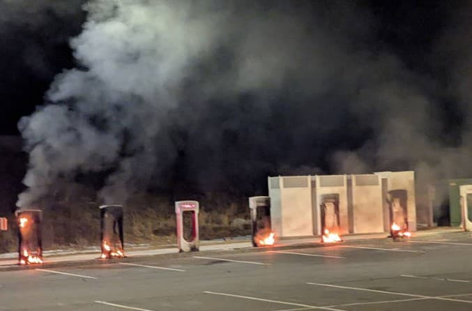 Raiva contra Elon Musk provoca onda de ataques a lojas da Tesla, com coquetéis molotov, tiros e tinta