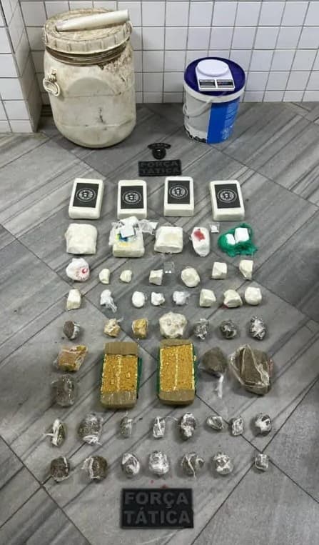 Polícia Militar apreende drogas enterradas em escola estadual no bairro de Mãe Luíza