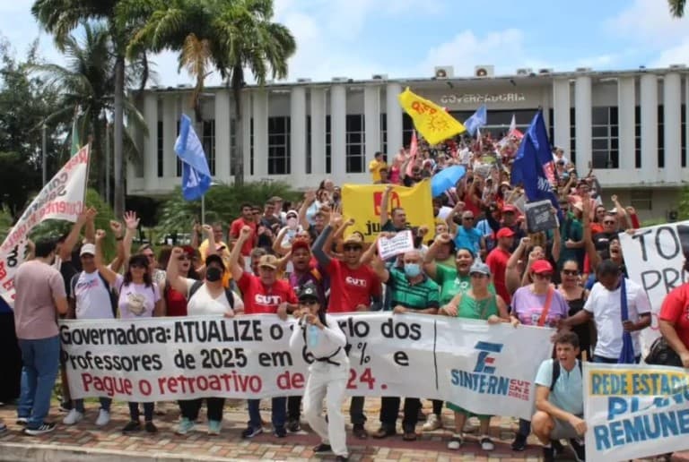 Em greve, professores da rede estadual fazem protesto e ocupam rampa da Governadoria