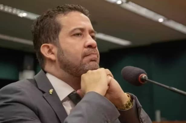 Janones dispara contra ré do ‘perdeu, mané': ‘Desgraça dessa Débora'