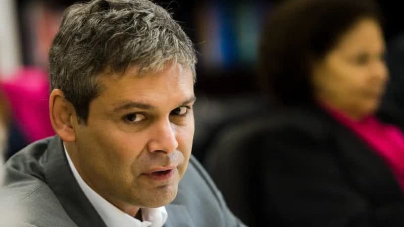 Lindbergh apresenta pacote de requerimentos contra Michelle Bolsonaro