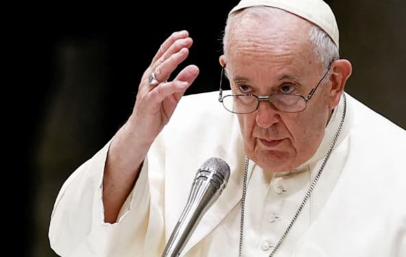 Papa Francisco segue ‘estável' mas ainda precisa de terapia no hospital, diz Vaticano