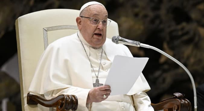 Papa é retirado da ventilação mecânica e retoma fisioterapia respiratória, diz Vaticano