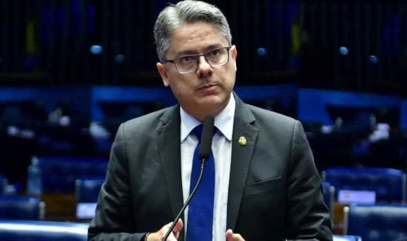 Senador apresenta projeto que propõe penas mais leves a condenados pelo 8/1