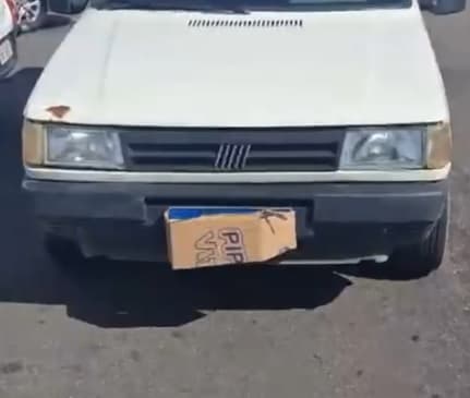Motorista esconde placa de carro com papelão e acaba preso em Natal