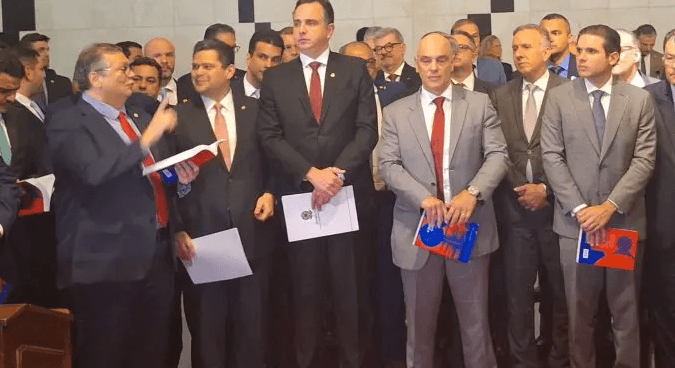 Moraes e Dino vão ao Senado em meio à pressão da oposição pela anistia na Câmara