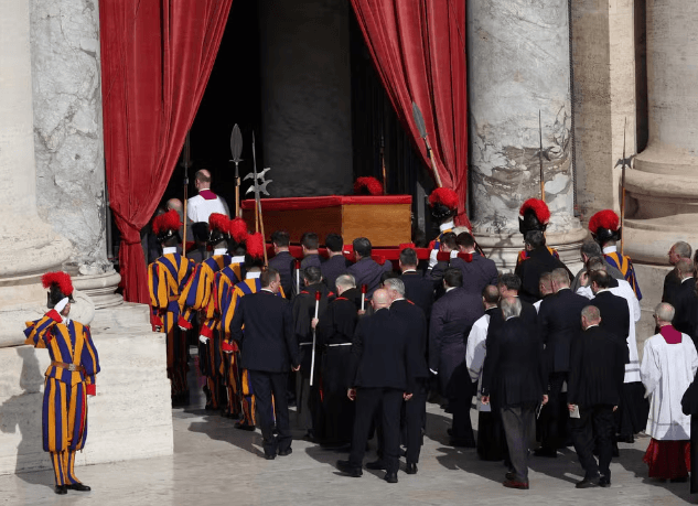 Corpo do papa Francisco chega à Basílica de São Pedro para dar início às celebrações do velório