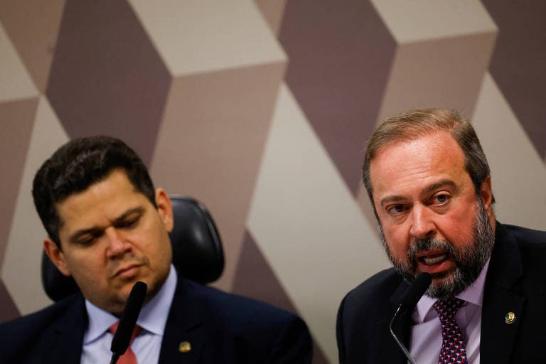 Alcolumbre faz campanha para derrubar Silveira e insinua que ministro está envolvido em corrupção