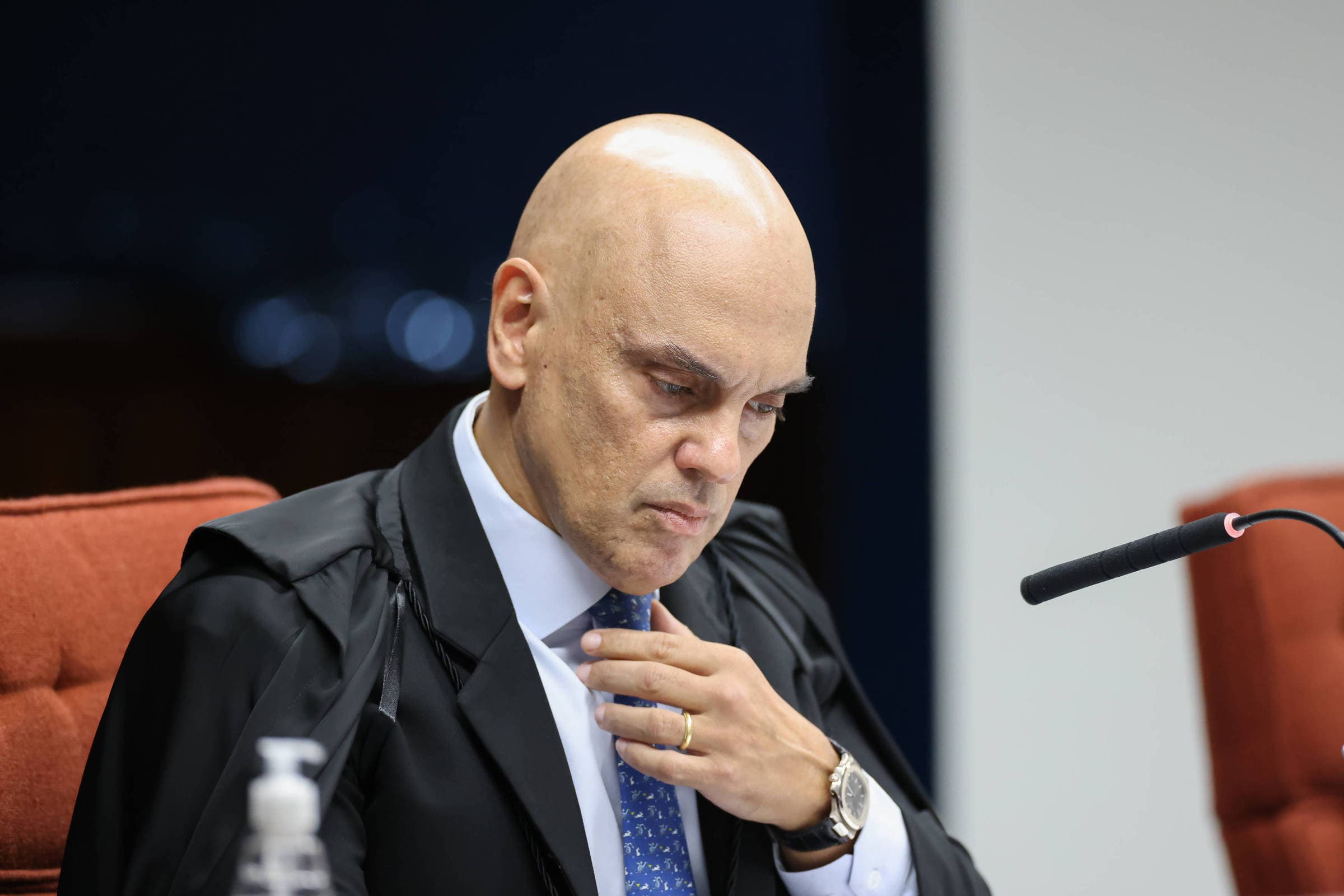 Moraes é juiz com ‘poder excessivo' e Supremo deve exercer ‘moderação', diz The Economist