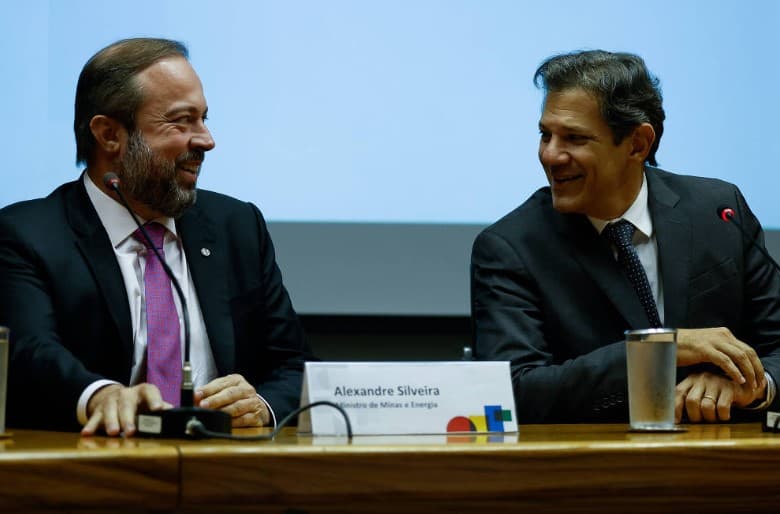 Silveira promete gratuidade na conta energia elétrica para 60 milhões de brasileiros; Haddad nega estudo para ampliar isenção na conta de luz
