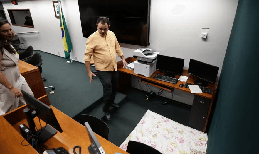Glauber Braga apresenta ‘sinais de fraqueza' após 139 horas de greve de fome contra a cassação, diz equipe