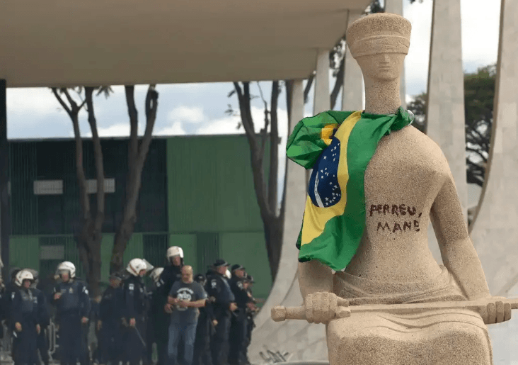 STF retoma nesta sexta (25) julgamento de mulher que escreveu em estátua